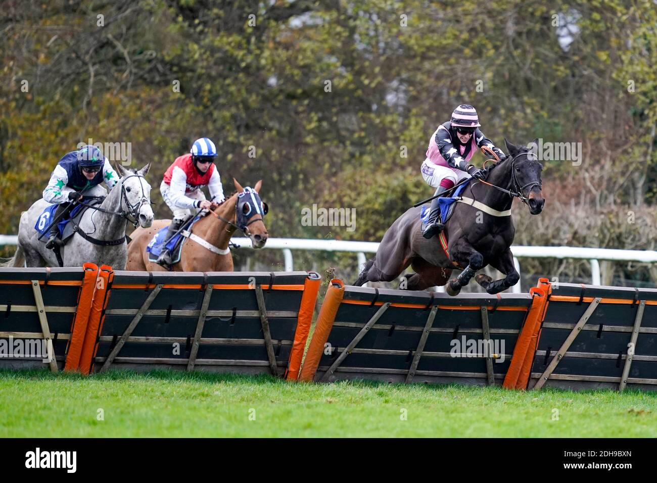 Nathan Brennan à cheval Mont Windsor Clear le dernier à gagner Dave Criddle Travel - Fly Again handicap à l'hippodrome de Taunton. Date de la photo: Jeudi 8 décembre 2020. Voir PA Story RACING Taunton. Le crédit photo devrait se lire comme suit : Alan Crowhurst/PA Wire. RESTRICTIONS : l'utilisation est soumise à des restrictions. Utilisation éditoriale uniquement, aucune utilisation commerciale sans le consentement préalable du détenteur des droits. Banque D'Images