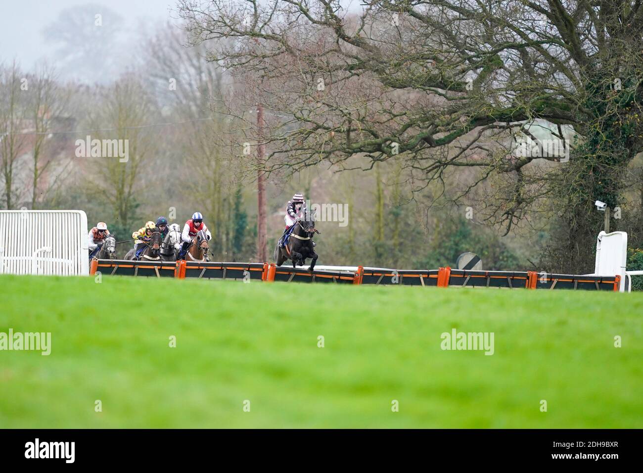 Nathan Brennan à cheval Mont Windsor clair le deuxième dernier à gagner le Dave Criddle Travel - Fly Again handicap à l'hippodrome de Taunton. Date de la photo: Jeudi 8 décembre 2020. Voir PA Story RACING Taunton. Le crédit photo devrait se lire comme suit : Alan Crowhurst/PA Wire. RESTRICTIONS : l'utilisation est soumise à des restrictions. Utilisation éditoriale uniquement, aucune utilisation commerciale sans le consentement préalable du détenteur des droits. Banque D'Images