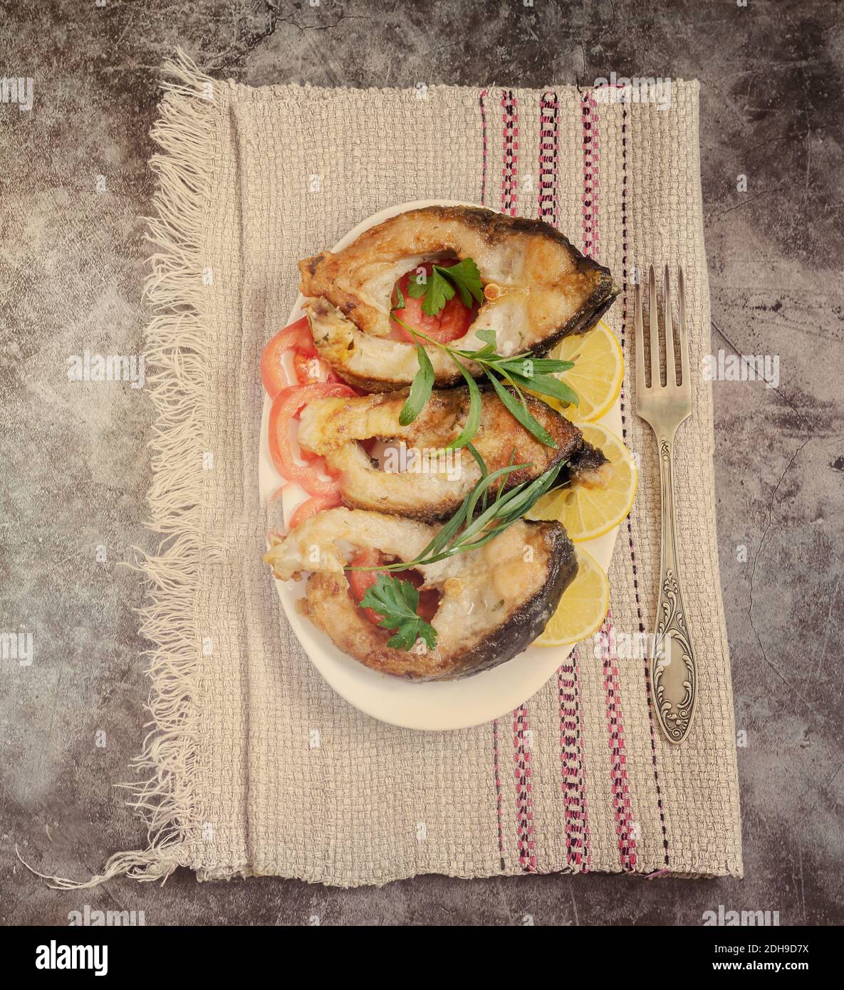 Carpe de poisson frite sur la table sur une assiette Banque D'Images