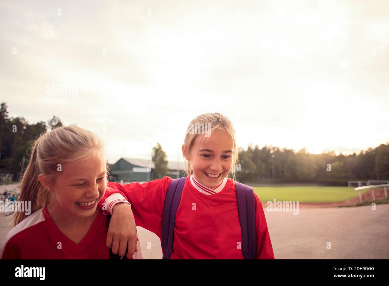 Des joueuses de football gaies debout sur la piste contre le ciel Banque D'Images