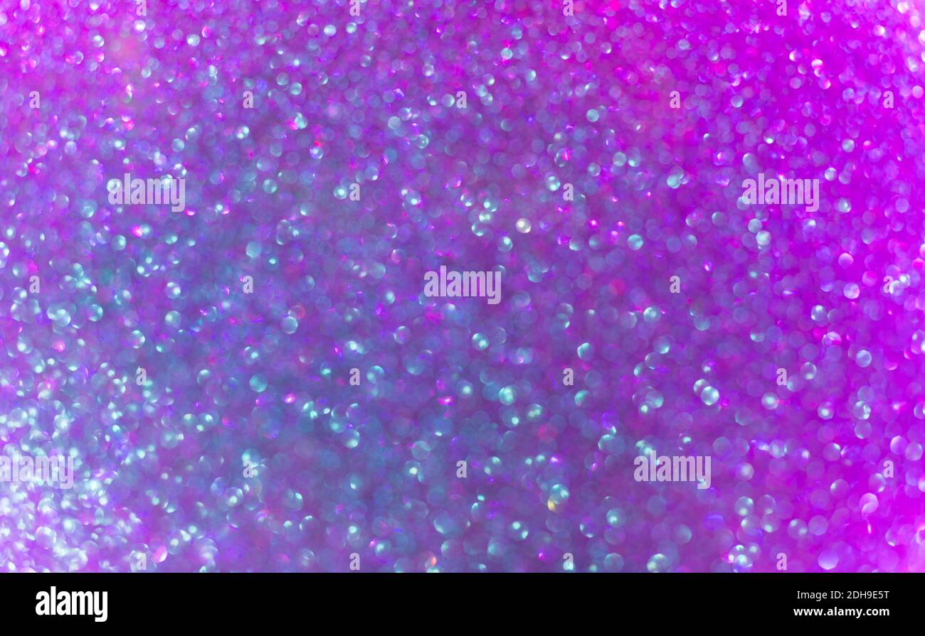 Fond magique de Noël festif, brillant violet scintillant, bokeh flou, effet de flou Banque D'Images
