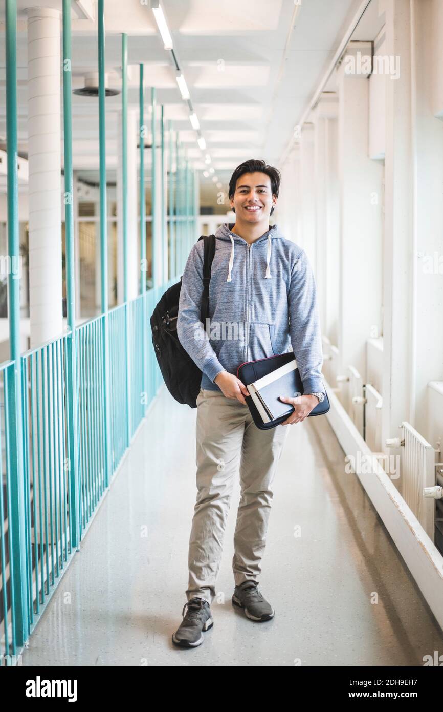 Portrait d'un jeune étudiant de sexe masculin dans le couloir de l'université Banque D'Images