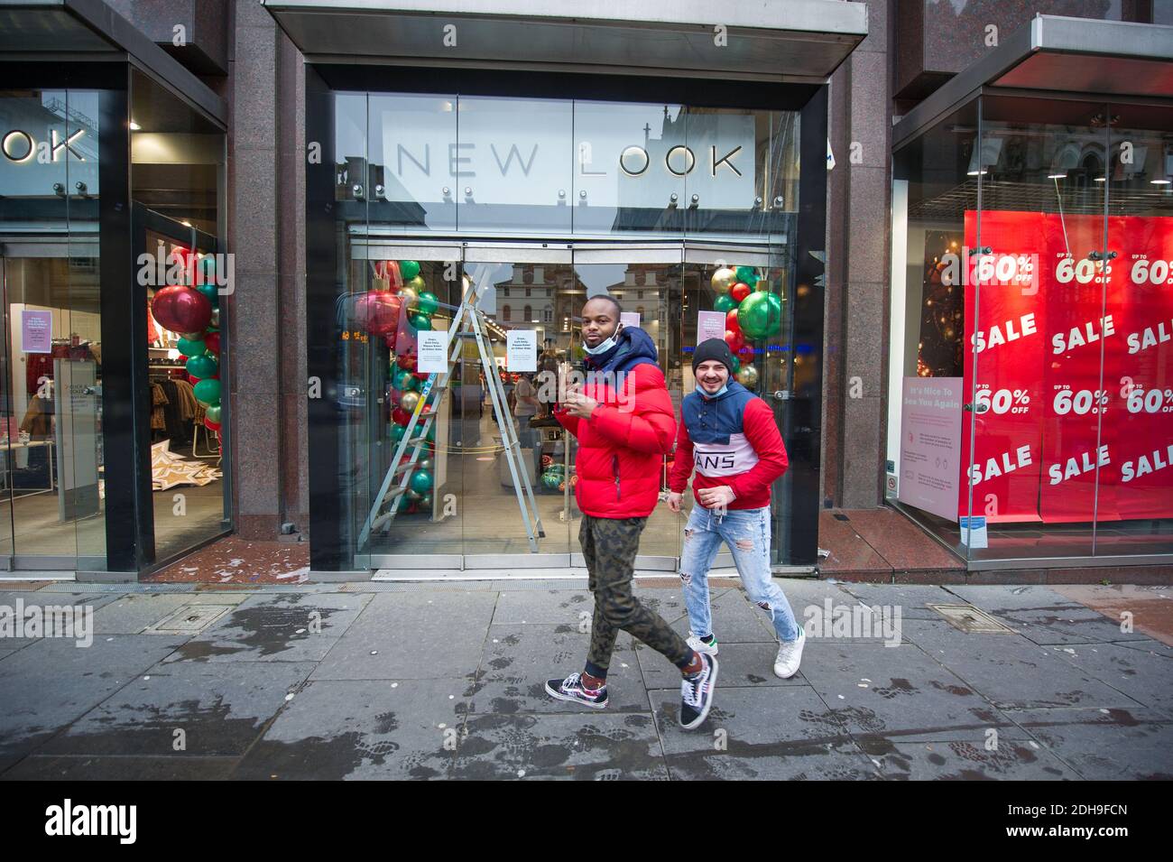 Glasgow, Écosse, Royaume-Uni. 10 décembre 2020. Photo : nouveau look sur Buchanan Street. Les rues du centre-ville de Glasgow semblent désertes et vides, car Glasgow est le dernier jour de son confinement de phase 4 pendant la pandémie du coronavirus (COVID19). Le Premier ministre écossais placerera Glasgow dans la phase 3 de demain et a déclaré que les magasins non essentiels pourront ouvrir à partir de 6 heures du matin le 11 décembre. Demain semble être un jour beaucoup plus occupé. Crédit : Colin Fisher/Alay Live News Banque D'Images
