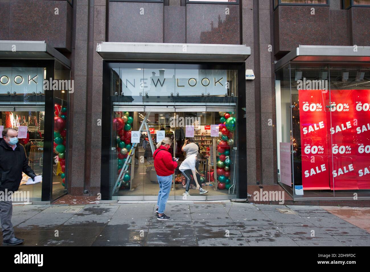 Glasgow, Écosse, Royaume-Uni. 10 décembre 2020. Photo : nouveau look sur Buchanan Street. Les rues du centre-ville de Glasgow semblent désertes et vides, car Glasgow est le dernier jour de son confinement de phase 4 pendant la pandémie du coronavirus (COVID19). Le Premier ministre écossais placerera Glasgow dans la phase 3 de demain et a déclaré que les magasins non essentiels pourront ouvrir à partir de 6 heures du matin le 11 décembre. Demain semble être un jour beaucoup plus occupé. Crédit : Colin Fisher/Alay Live News Banque D'Images