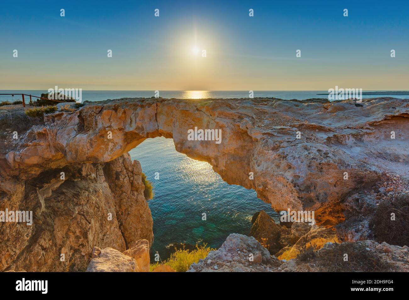Célèbre pont de pierre Sin au lever du soleil à Ayia Napa Chypre Banque D'Images