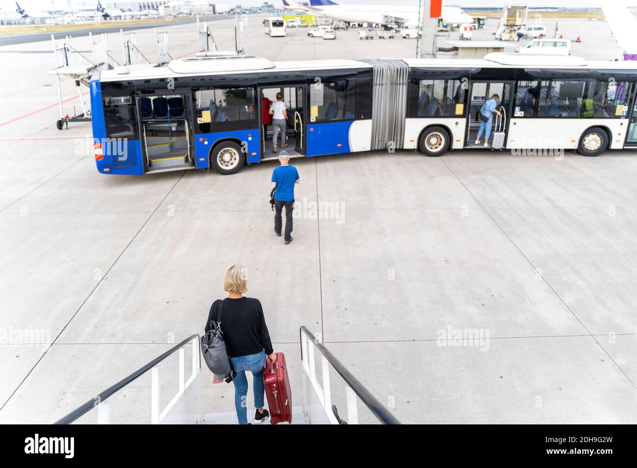Passagers à l'aéroport avec laggage de descendre d'un avion Banque D'Images