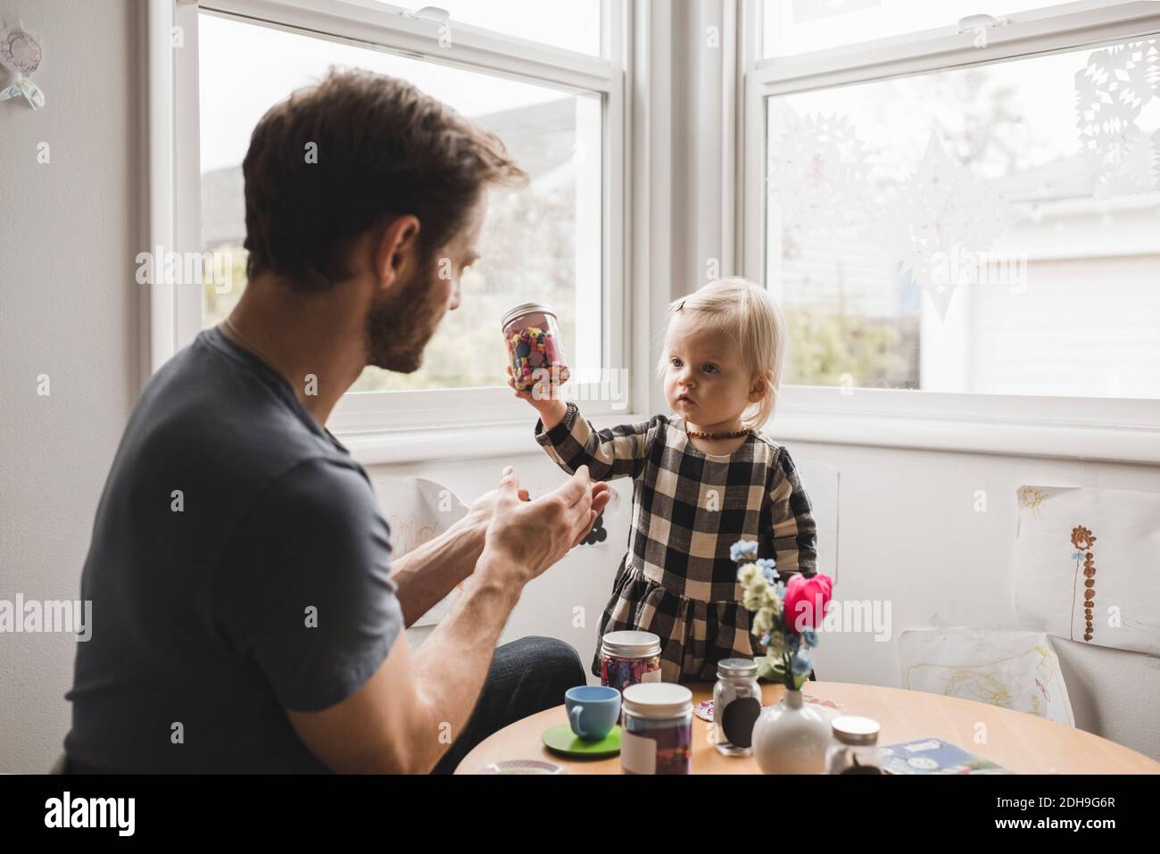 Père et fille ayant un plateau de travail en salle de jeux Banque D'Images