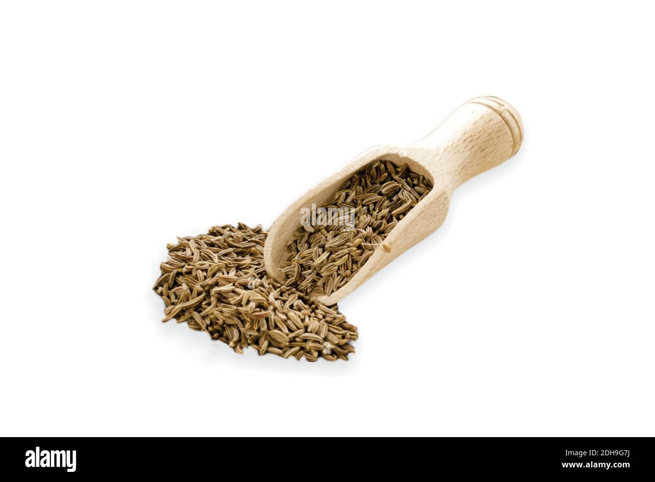 Ingrédients alimentaires tas de cumin dans une pelle en bois, sur fond blanc Banque D'Images