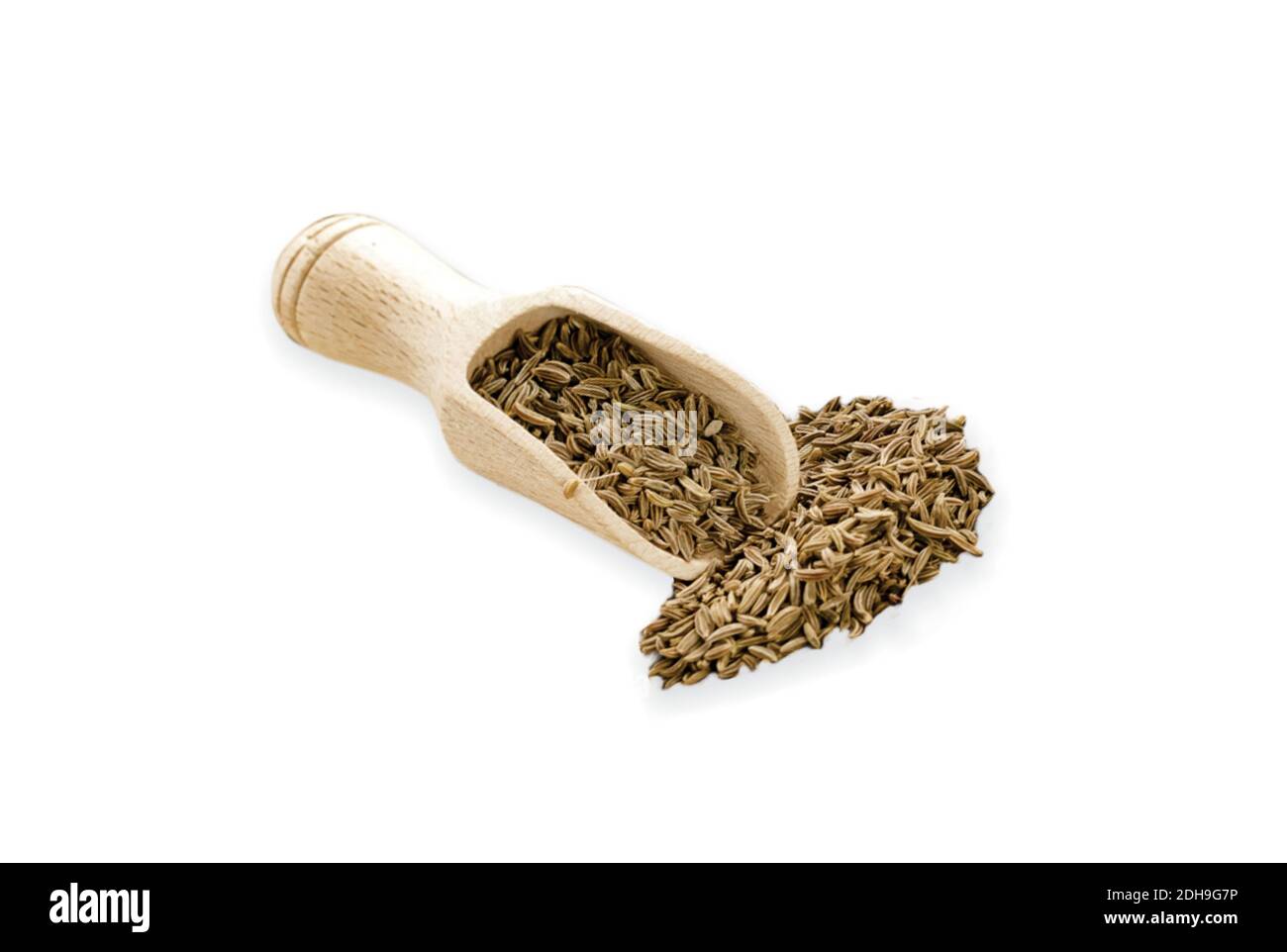 Ingrédients alimentaires tas de cumin dans une pelle en bois, sur fond blanc Banque D'Images
