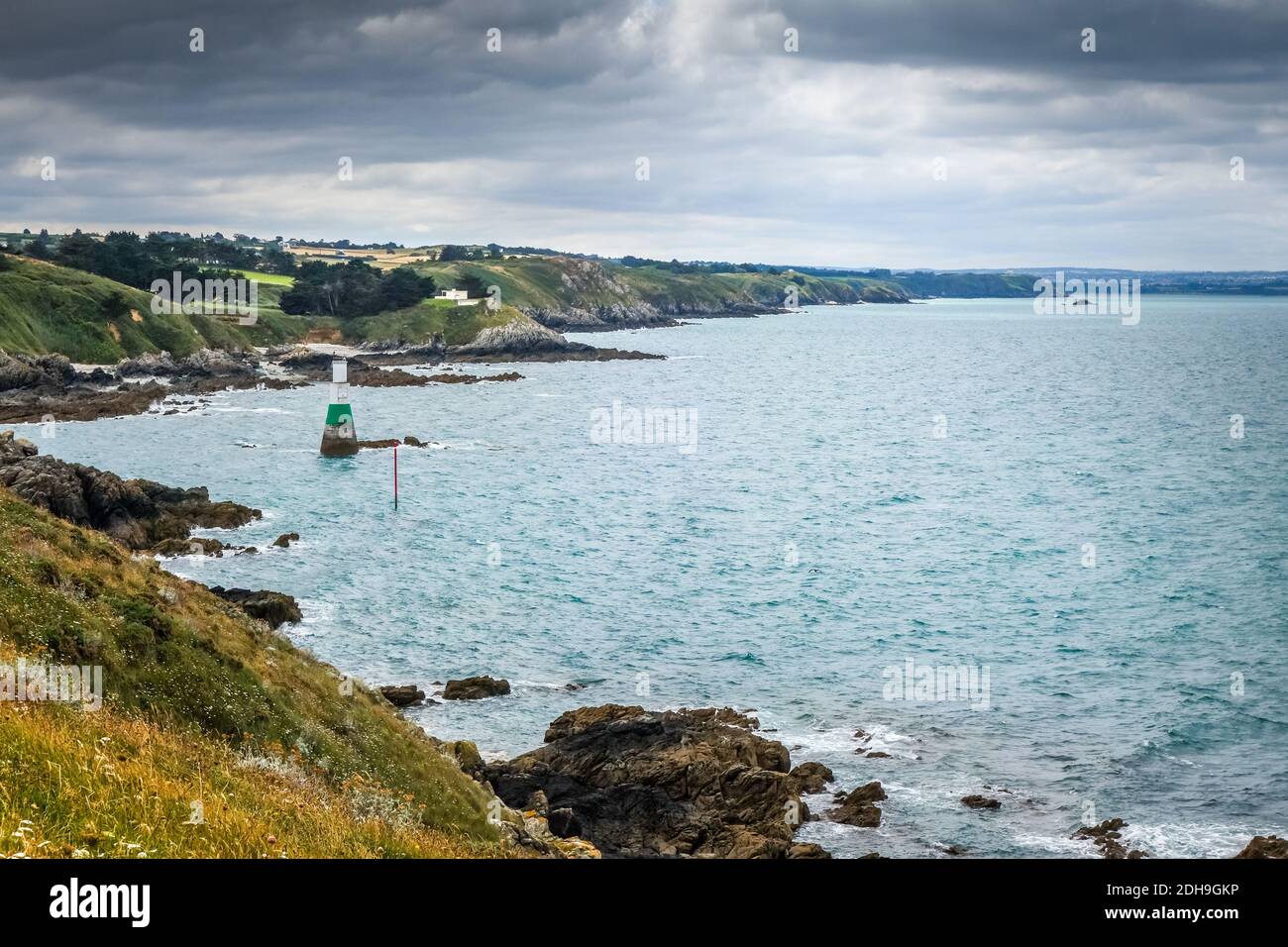 Phare et paysage de la côte en Bretagne, France Banque D'Images