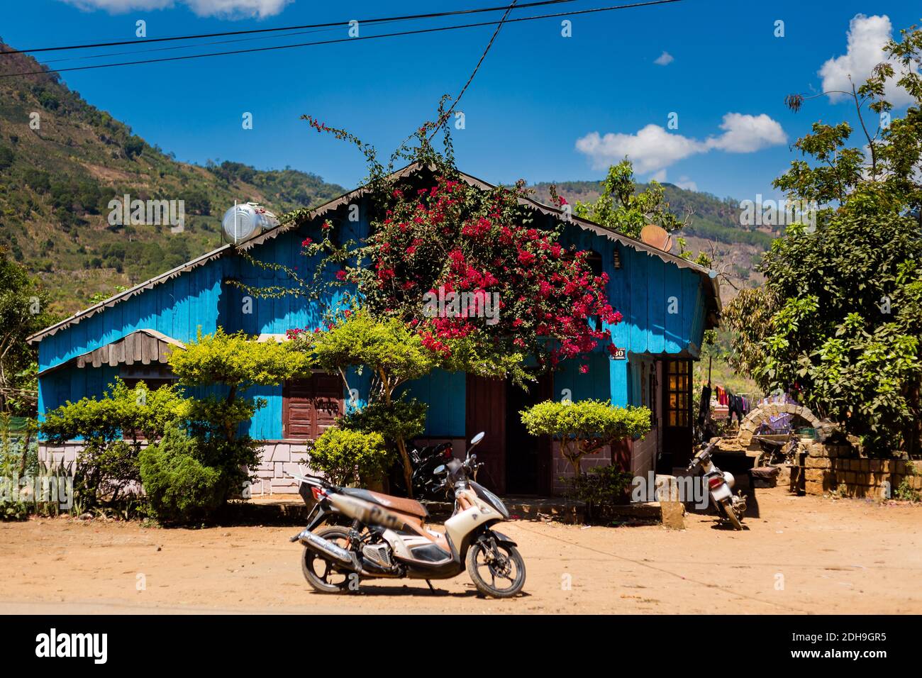 Magnifique panorama de montagne pris en moto de Cam Ranh à Dalat, Vietnam. Village de poulet dans la province de Lam Dong. Banque D'Images