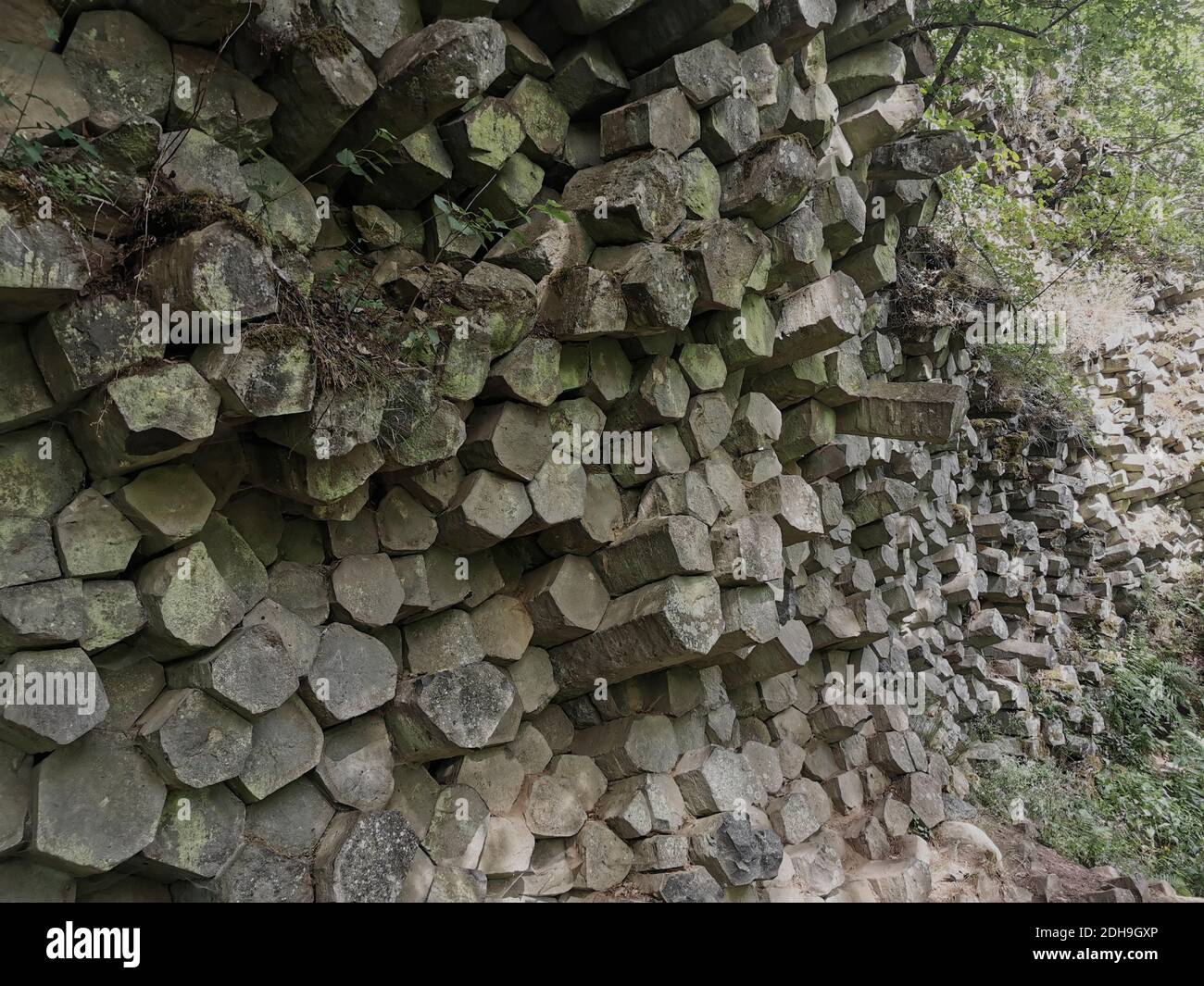 Le mur de prisme de basalte à Gangolfsberg se compose de colonnes de basalte empilées en bois d'un diamètre de 30 à 40 cm, Oberelsbach, comté de Rhön-Grabfeld, Bavière Banque D'Images