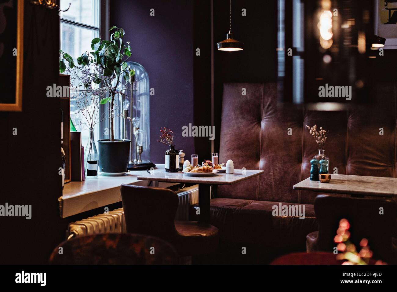 Petit déjeuner à table au restaurant Banque D'Images