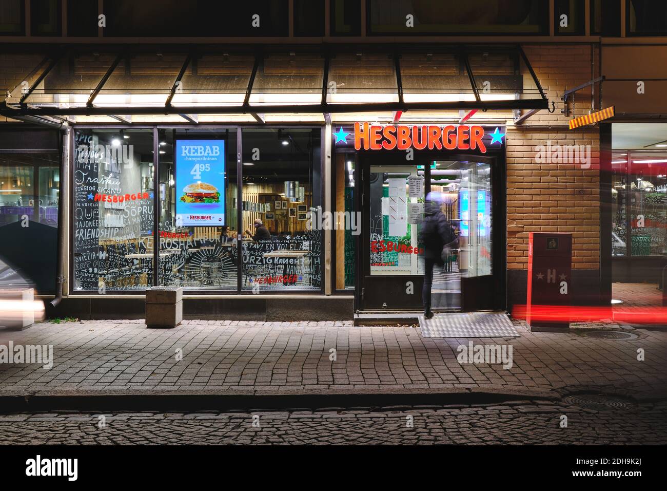 Helsinki, Finlande - 24 novembre 2020 : l'entrée du restaurant Hesburger. Hesburger est une chaîne de restauration rapide finlandaise. Banque D'Images