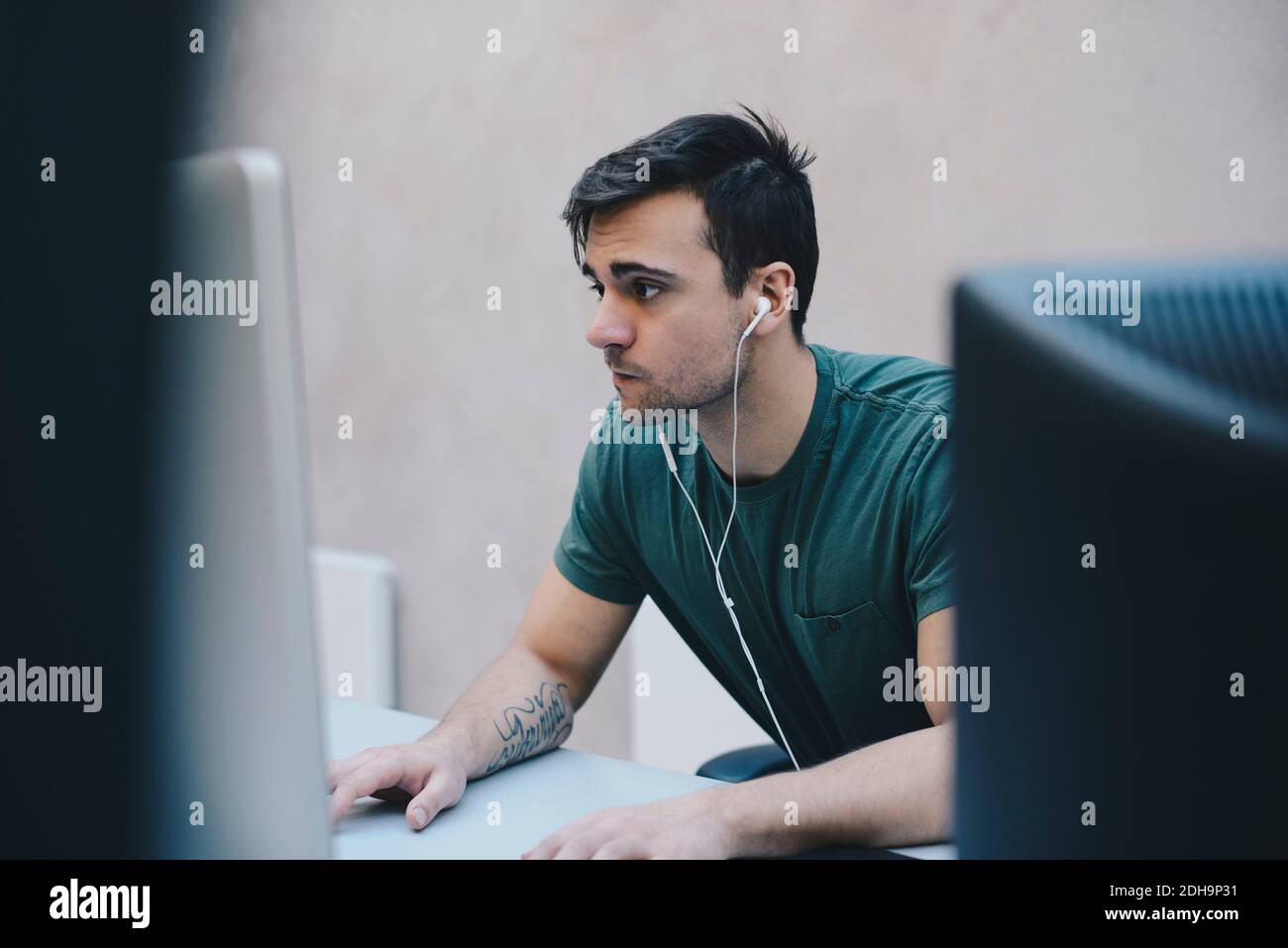 Programmeur informatique utilisant un PC de bureau dans le bureau Banque D'Images