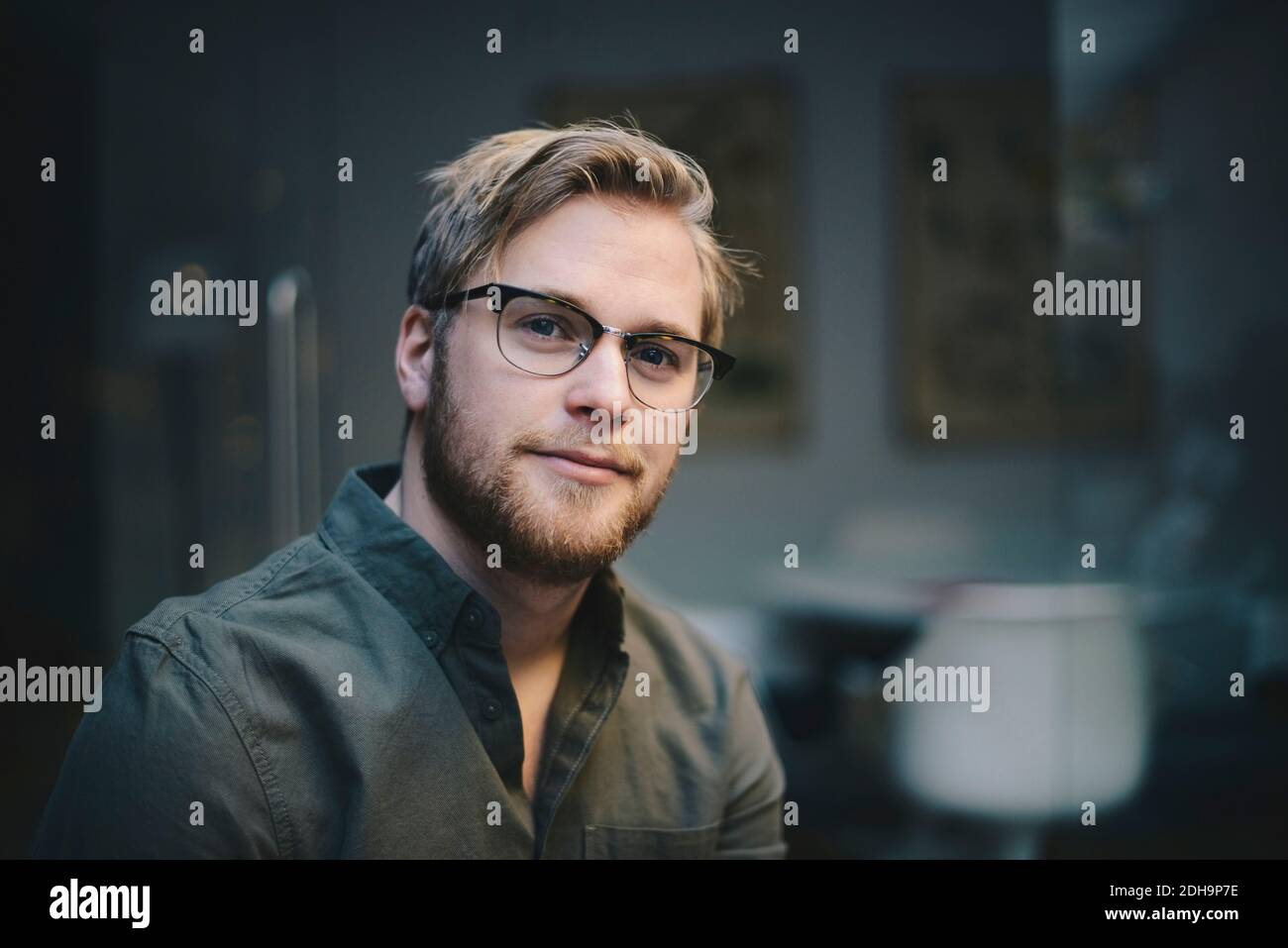 Portrait d'un programmeur informatique homme confiant au bureau Banque D'Images