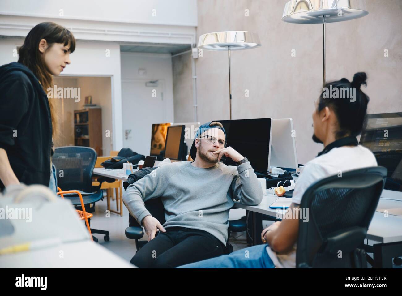 Programmeurs d'ordinateur discutant de la stratégie dans le bureau de création Banque D'Images