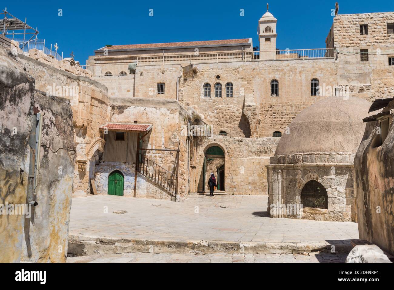 Une femme musulmane qui sort du complexe The Coptic Patriarcat orthodoxe la 9e station de la croix dans via Dolorosa à l'entrée au Coptic Banque D'Images