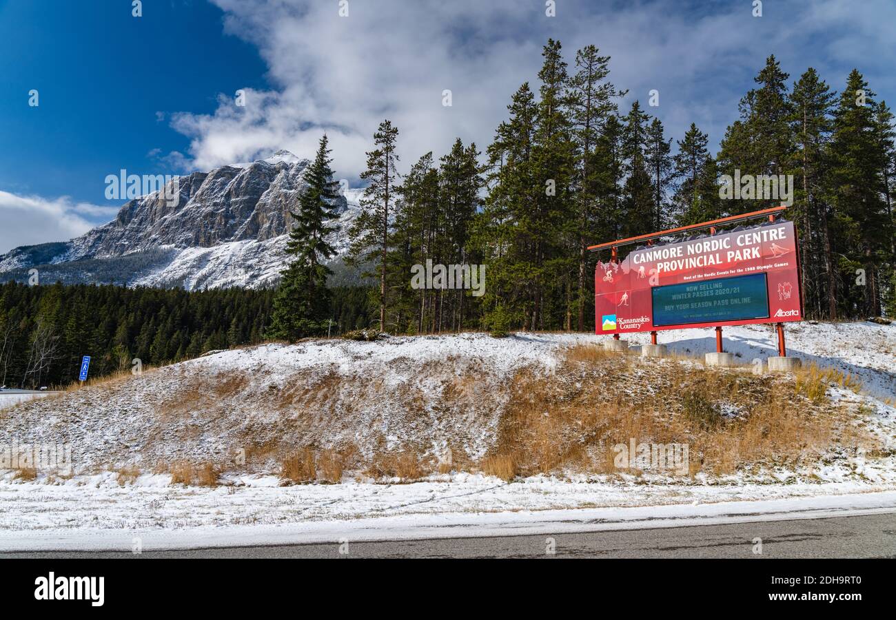 Parc provincial Canmore Nordic Centre en hiver, jour ensoleillé le matin. Le parc provincial a été construit à l'origine pour les Jeux olympiques d'hiver de 1988. Banque D'Images