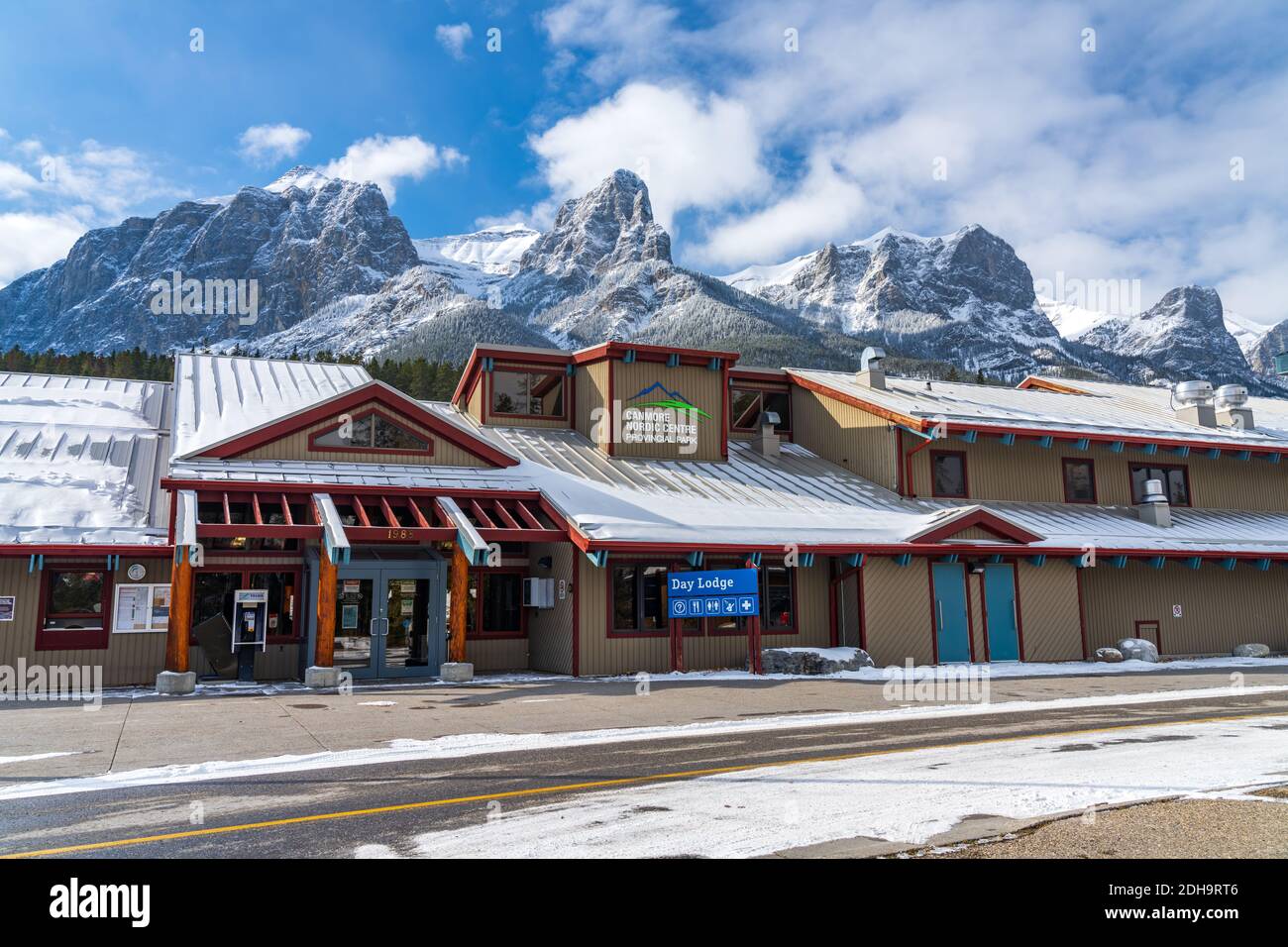 Parc provincial Canmore Nordic Centre en hiver, jour ensoleillé le matin. Le parc provincial a été construit à l'origine pour les Jeux olympiques d'hiver de 1988. Banque D'Images