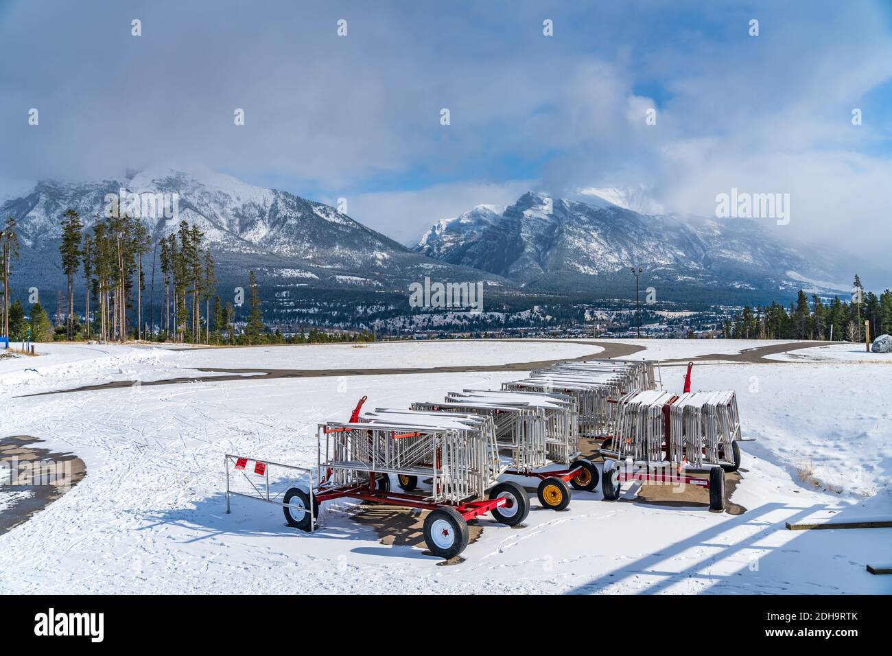 Parc provincial Canmore Nordic Centre en hiver, jour ensoleillé le matin. Le parc provincial a été construit à l'origine pour les Jeux olympiques d'hiver de 1988. Banque D'Images