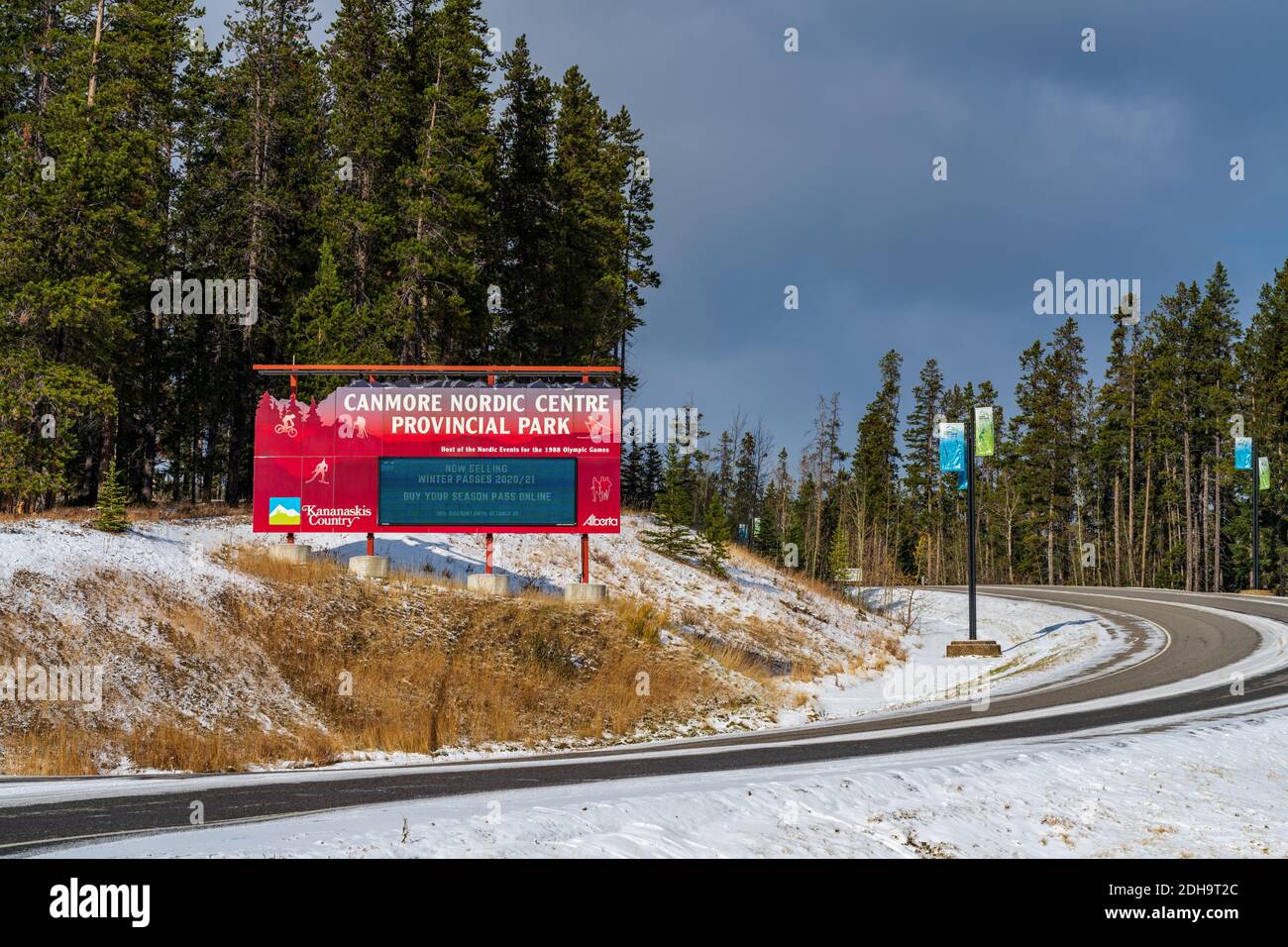 Parc provincial Canmore Nordic Centre en hiver, jour ensoleillé le matin. Le parc provincial a été construit à l'origine pour les Jeux olympiques d'hiver de 1988. Banque D'Images