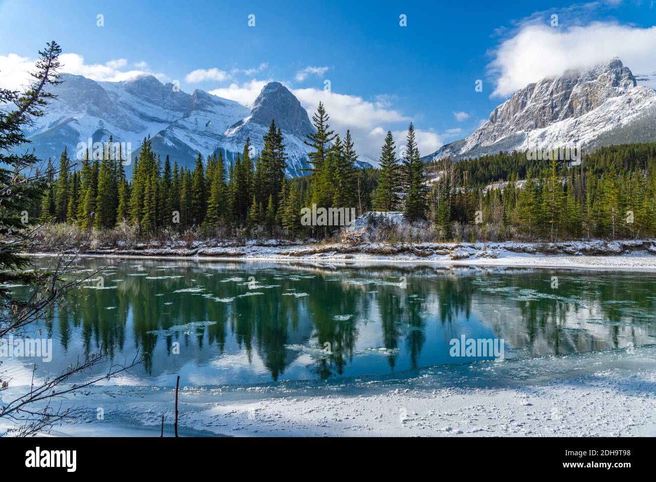 Paysage naturel en début de saison d'hiver ensoleillé jour matin. Dérive de glace flottant sur la rivière Bow. Ciel bleu clair, enneigé Mont Lawrence Grassi Banque D'Images