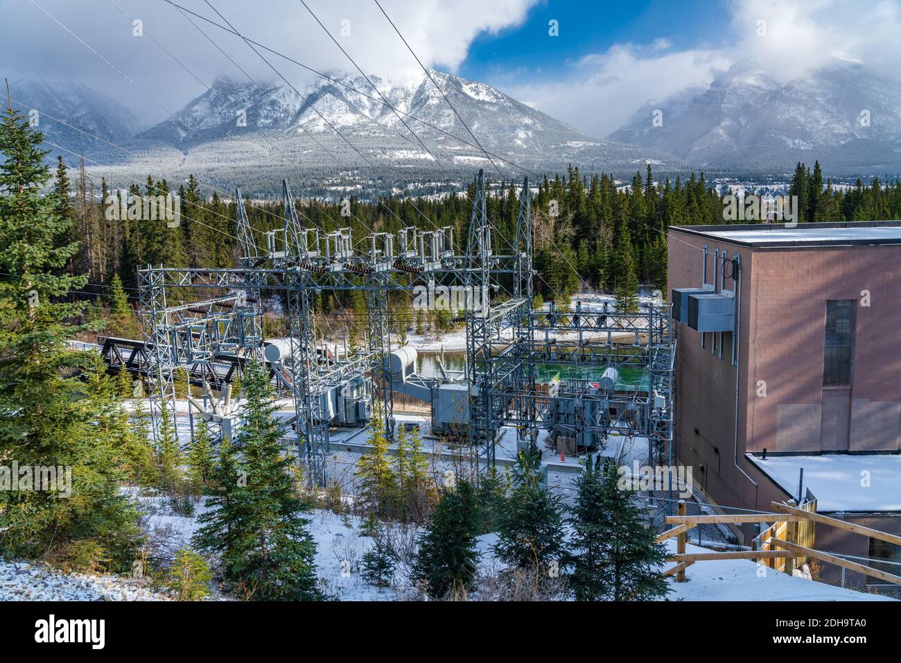 Centrale hydroélectrique de Rundle Canmore dans les Rocheuses canadiennes en hiver matin ensoleillé. Canmore, Alberta, Canada. Banque D'Images