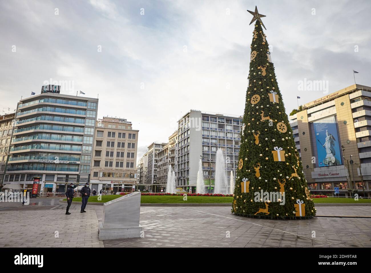 Arbre de Noël à Omonoia Athènes , personnes avec le coronavirus masque Banque D'Images