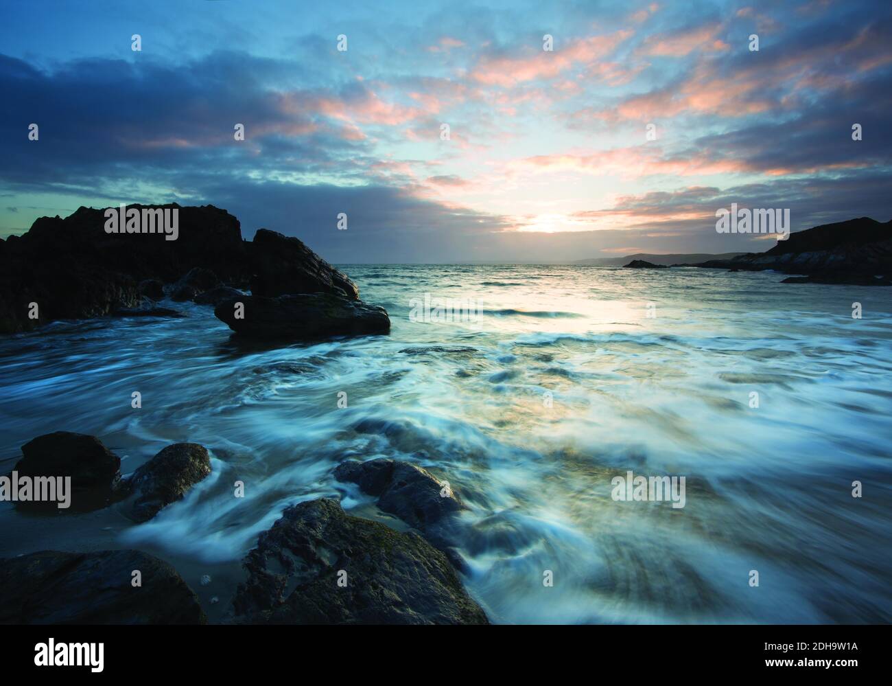 Lumière du soir sur la mer à la Grotto, Whitsand Bay, Cornouailles Banque D'Images