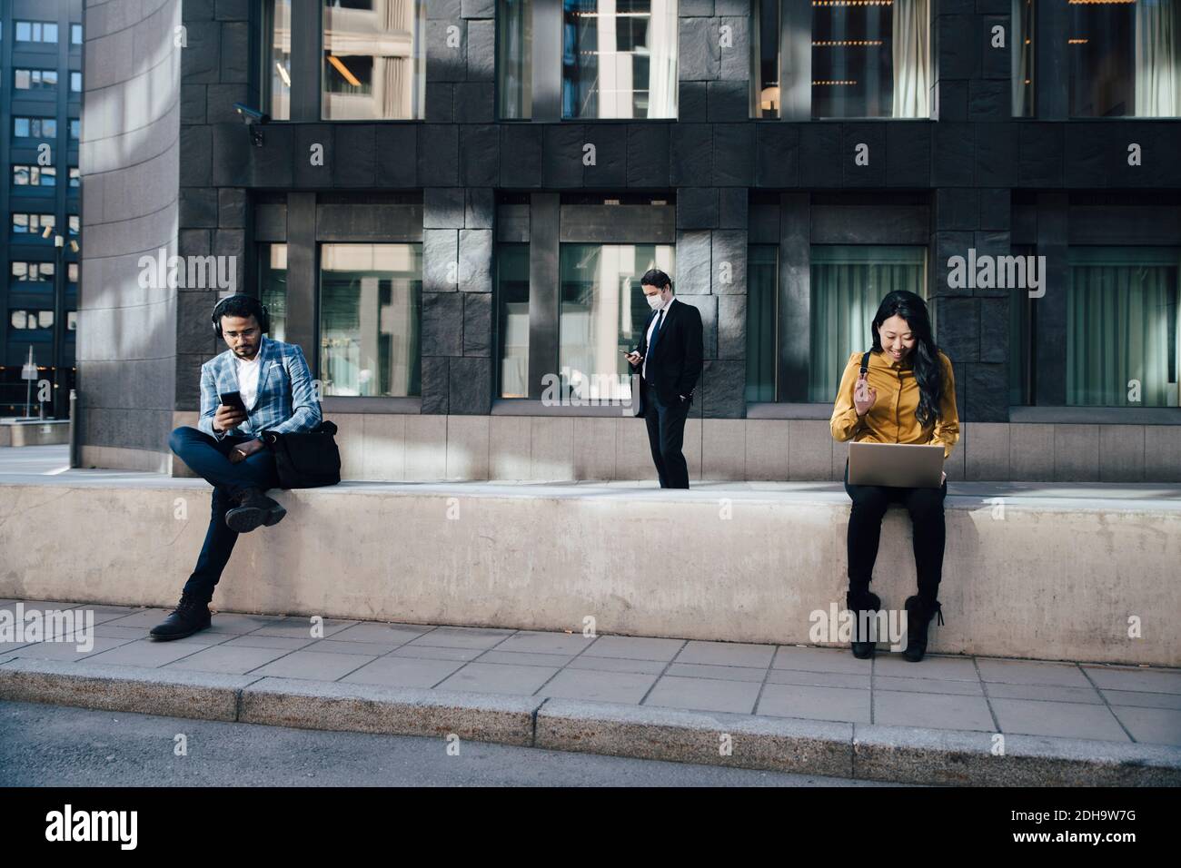 Social distancer les gens d'affaires woking plein air Banque D'Images