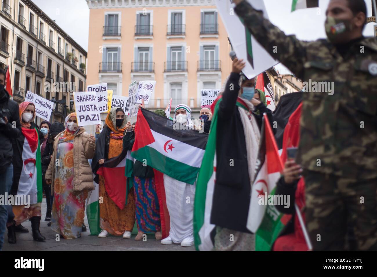 Madrid, Espagne. 10 décembre 2020. Des manifestants espagnols et sahraouis protestent devant l'ambassade des affaires étrangères espagnole à Madrid, Espagne, le 10 décembre 2020. (Photo par Fer Capdepon Arroyo/Pacific Press/Sipa USA) crédit: SIPA USA/Alamy Live News Banque D'Images