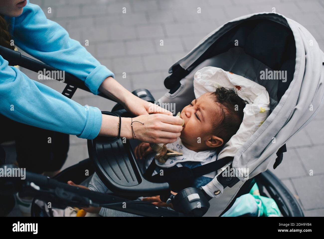 Image Rognee De La Mere Tenant La Sucette Sur La Bouche De Bebe A Trottoir Photo Stock Alamy
