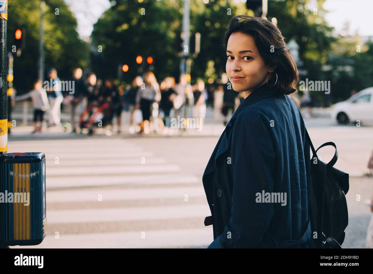 Portrait d'une femme exploratrice confiante sur la route en ville Banque D'Images