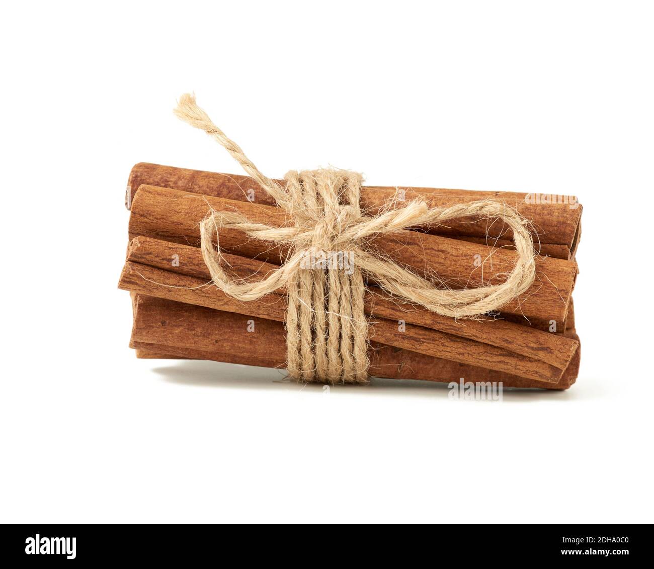 Bâtonnets de cannelle secs noués avec une corde brune Banque D'Images
