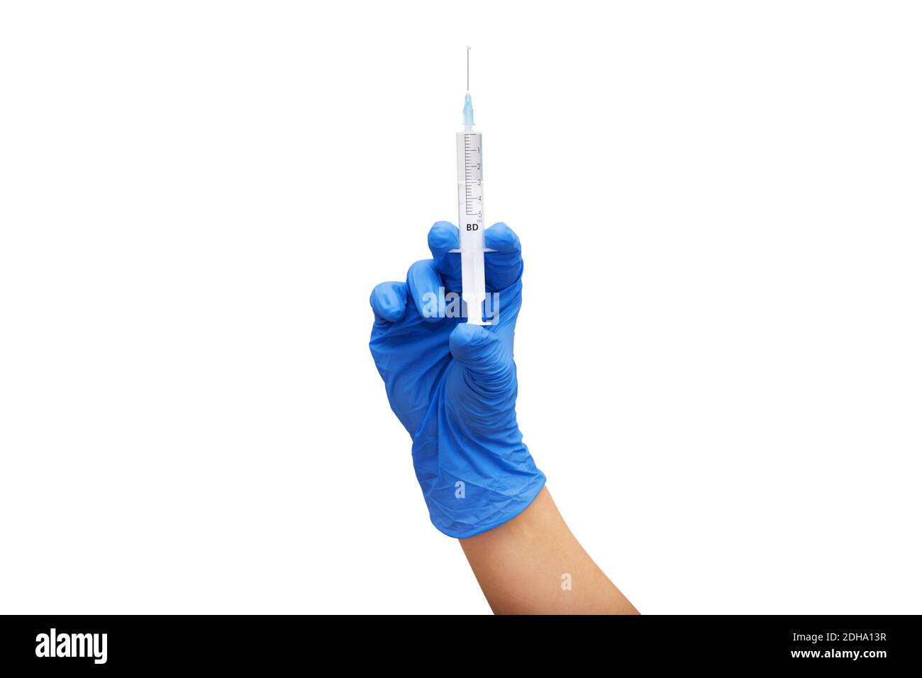 Main femelle dans un gant de protection bleu médical tenant la seringue sur fond blanc. Concept de vaccination contre le virus Covid-19 et la grippe. Début de l'obtention du vaccin Banque D'Images