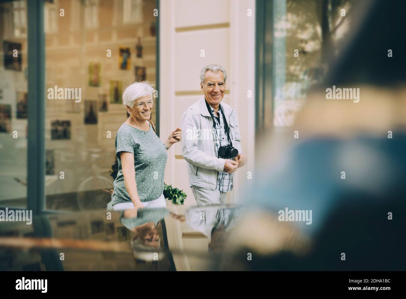 Couple senior souriant qui se promine à explorer la ville pendant les vacances Banque D'Images