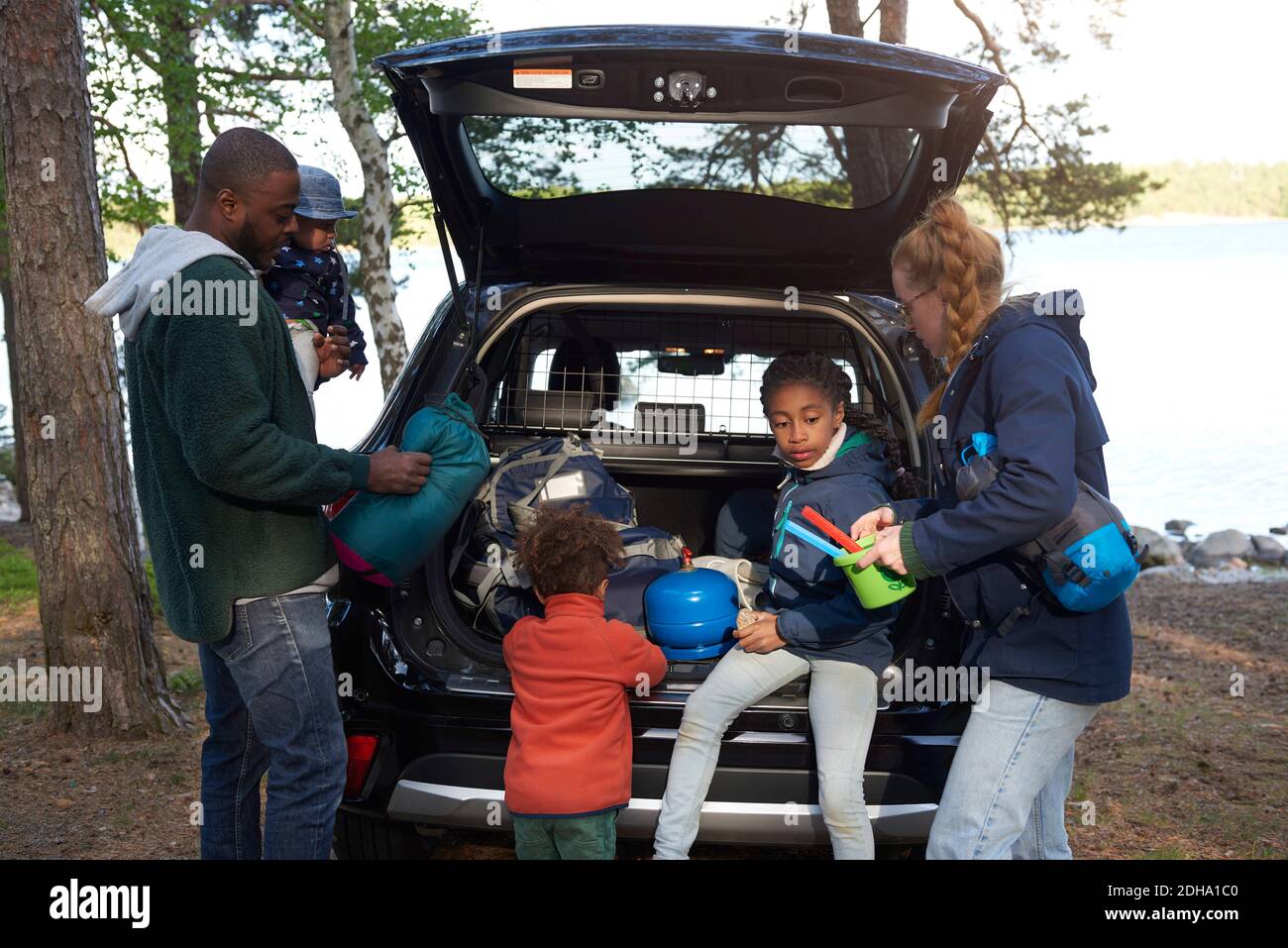 Coffre de chargement familial multiethnique au camping Banque D'Images