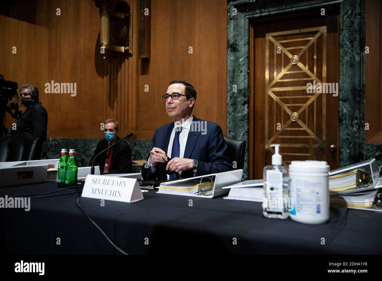 Le secrétaire au Trésor américain Steven T. Mnuchin témoigne devant la Commission de surveillance du Congrès lors d'une audition intitulée "examen des prêts aux entreprises essentielles au maintien de la sécurité nationale" à Capitol Hill à Washington, DC, le jeudi 10 décembre 2020.Credit: Sarah Silbiger / Pool via CNP | usage dans le monde entier Banque D'Images