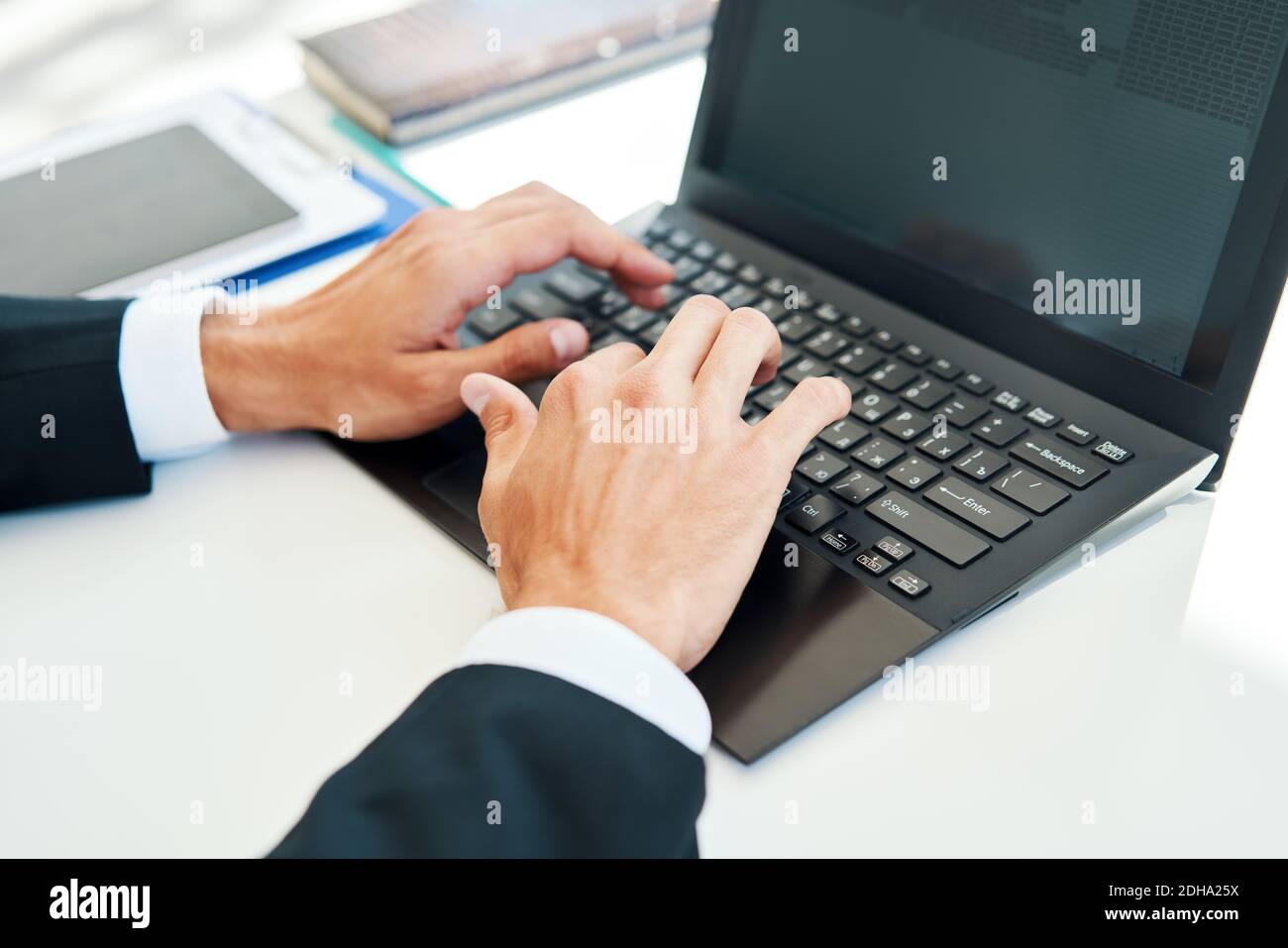 Gros plan des mains de l'homme tapant sur un ordinateur portable Banque D'Images
