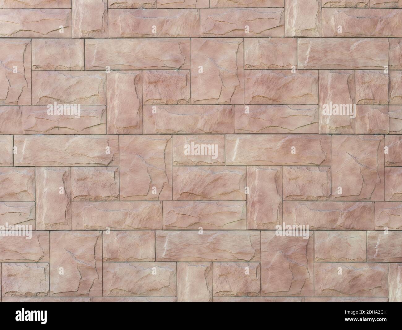 Mur rose beige avec maçonnerie décorative de carreaux rectangulaires relief. Texture d'arrière-plan. Plein écran Banque D'Images