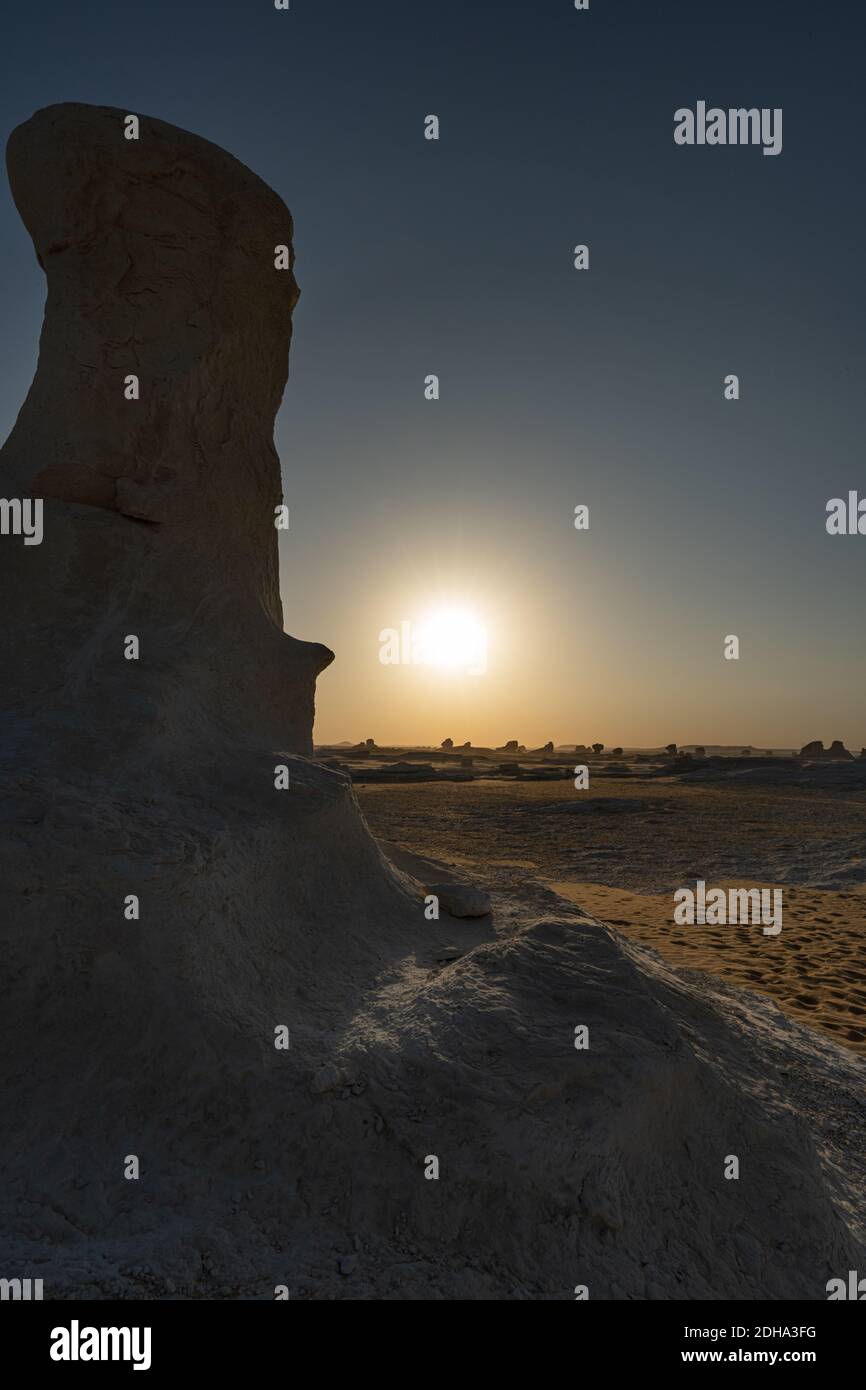 Vue depuis le désert du sahara en égypte. Désert blanc, coucher de soleil, lune et oasis. Banque D'Images