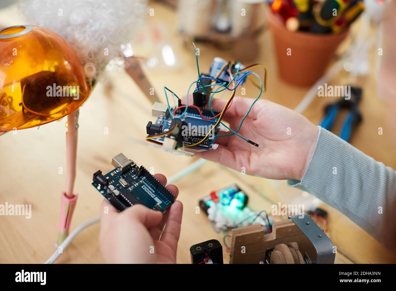 Les mains de jeunes femmes techniciens portant de l'équipement électrique à tableau en atelier Banque D'Images
