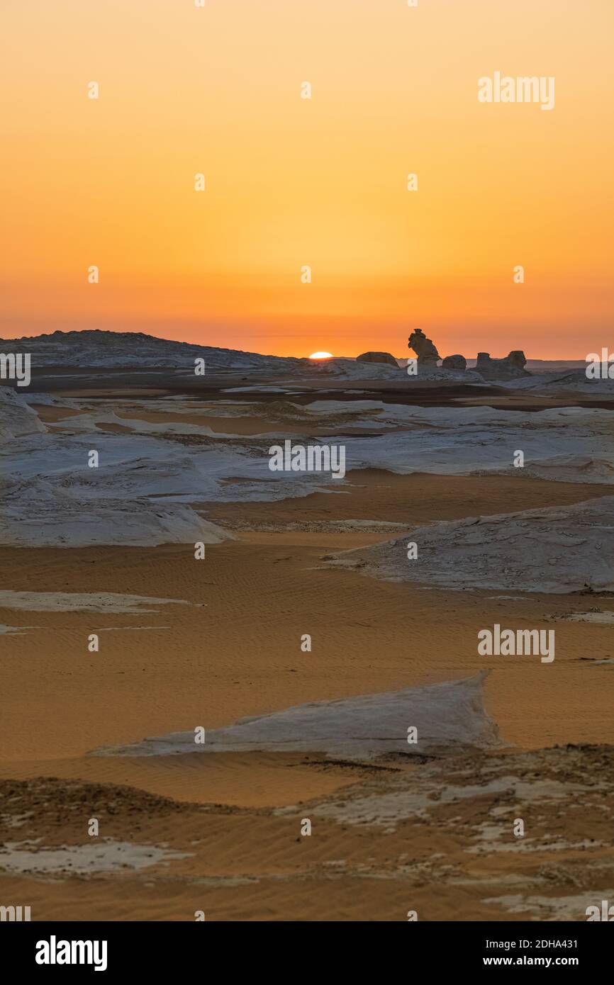 Vue depuis le désert du sahara en égypte. Désert blanc, coucher de soleil, lune et oasis. Banque D'Images