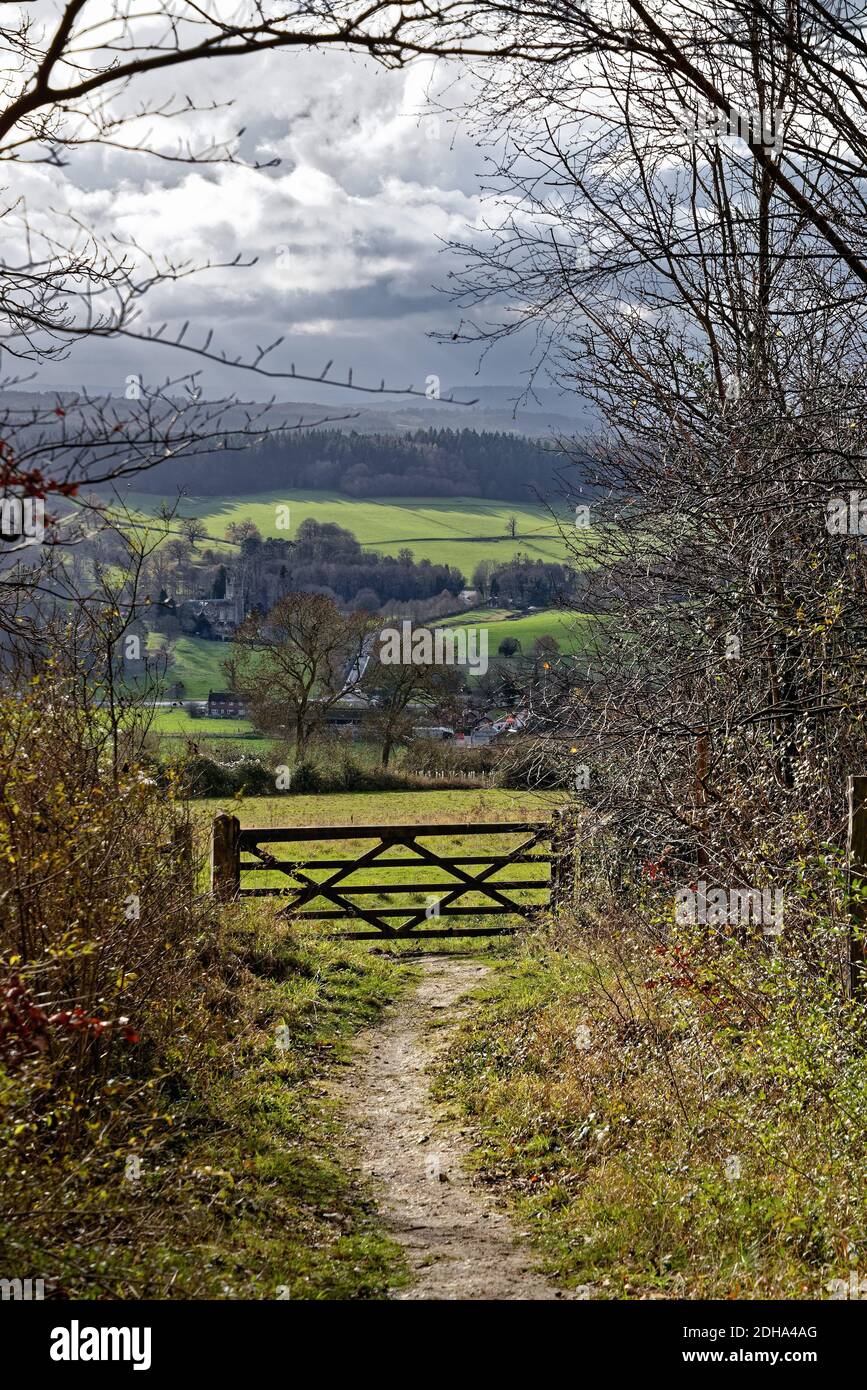 La vue de la campagne du Surrey depuis les North Downs avec de spectaculaires nuages de tempête se formant, près d'Albury, lors d'un hiver ensoleillé Angleterre Royaume-Uni Banque D'Images