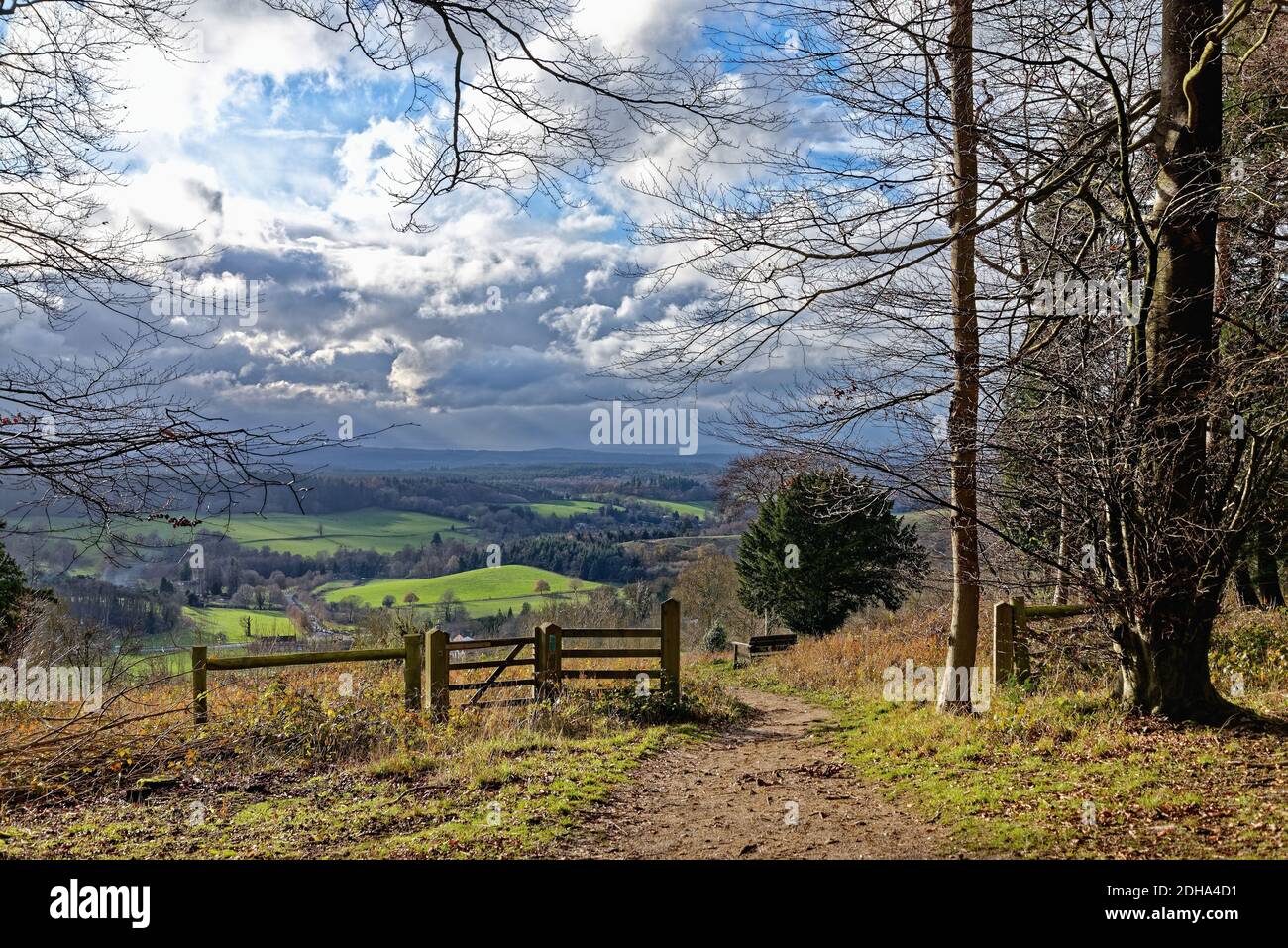 La vue de la campagne du Surrey depuis les North Downs avec de spectaculaires nuages de tempête se formant, près d'Albury, lors d'un hiver ensoleillé Angleterre Royaume-Uni Banque D'Images