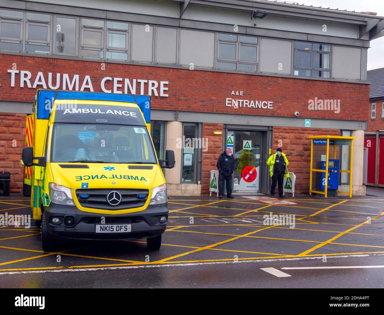 Ambulance du NHS à l'extérieur du centre régional de traumatologie majeure ou accident Et entrée d'urgence à l'hôpital universitaire Jame's Cook de Middlesbrough Banque D'Images