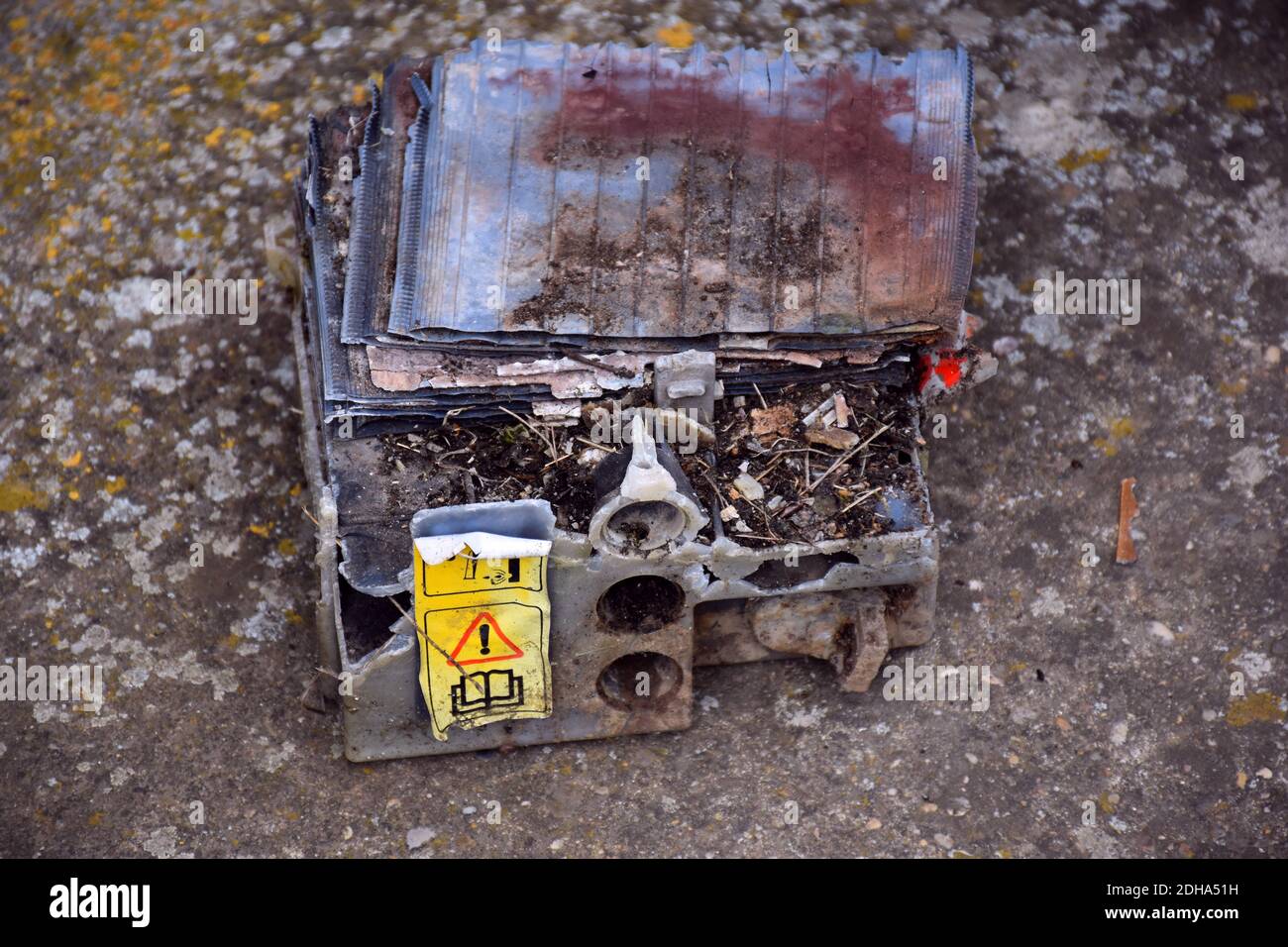 Pollution des déchets. Batterie de voiture utilisée comme berger électrique  détruit et abandonné dans le champ Photo Stock - Alamy