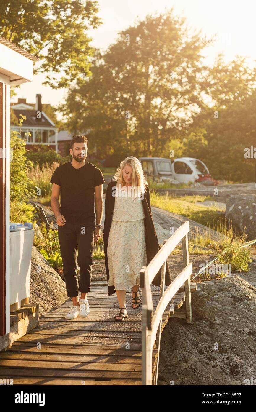 De jeunes amis qui marchent sur la promenade Banque D'Images