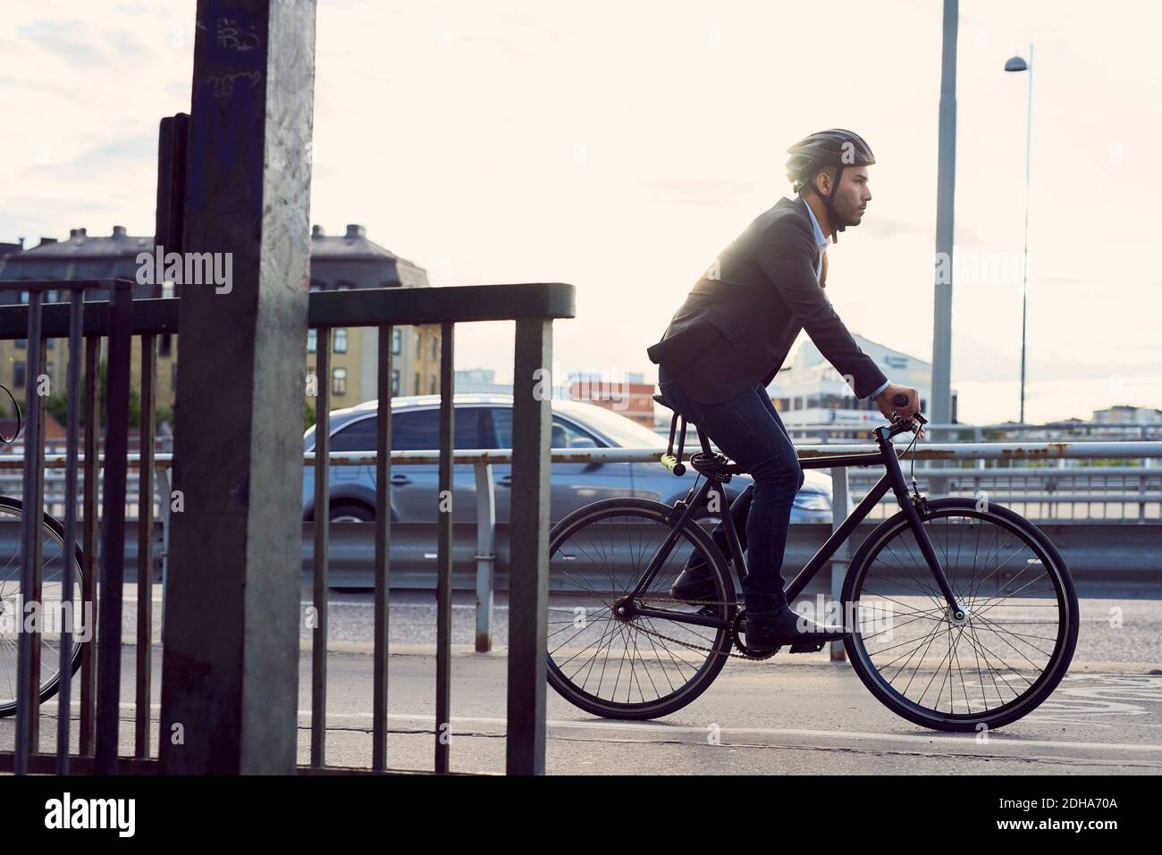 Vue latérale sur le vélo d'affaires dans la rue contre le ciel Banque D'Images